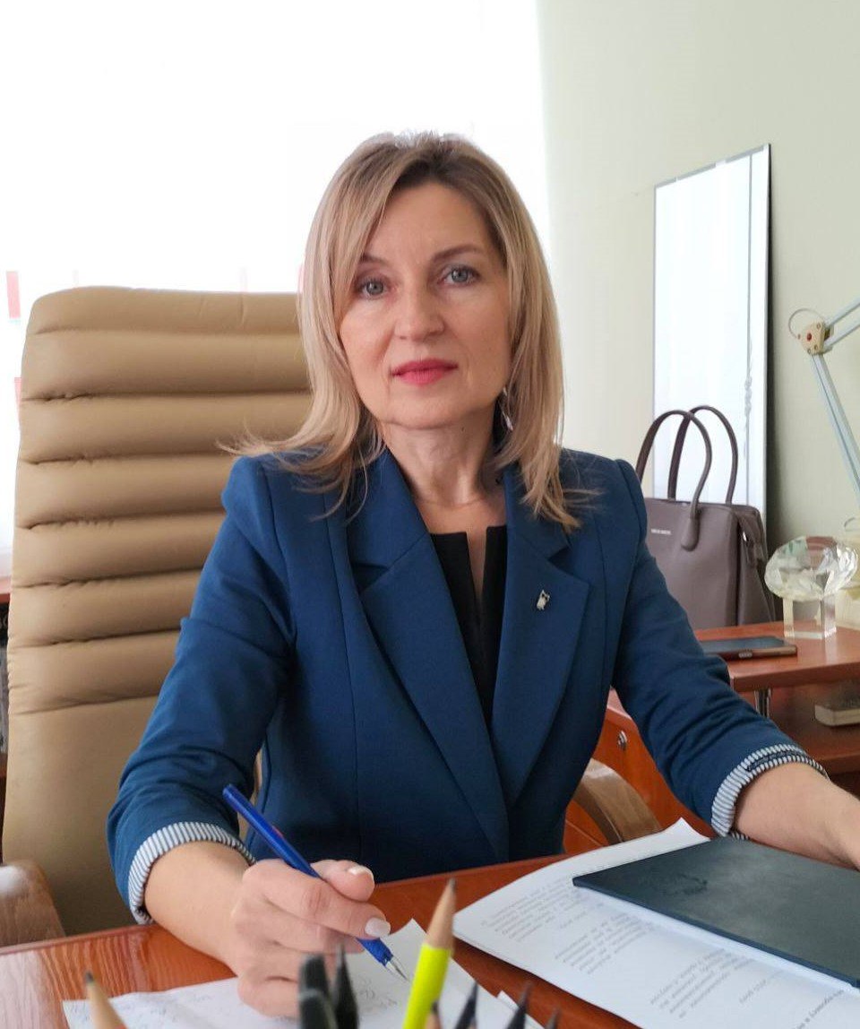 РЕКТОРКА АКАДЕМІЇ ЛЮДМИЛА СТАСЮК – КАНДИДАТКА ПОЛІТИЧНИХ НАУК, ДОЦЕНТКА, ДЕПУТАТКА ОБЛАСНОЇ РАДИ ВІТАЄ  З ДНЕМ ПРАЦІВНИКІВ ОСВІТИ!