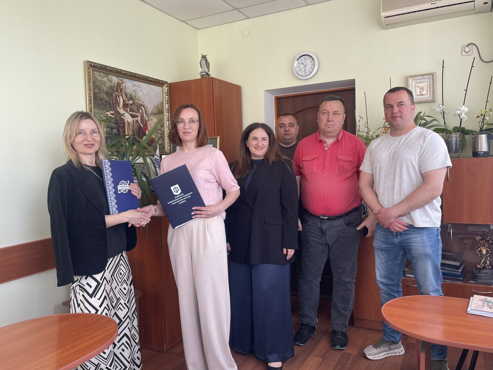 Академія рекреаційних технологій і права (ректорка Людмила Стасюк) уклала договір про співпрацю та практичну підготовку здобувачів вищої освіти з Львівським міжрегіональним управлінням Міністерства юстиції України