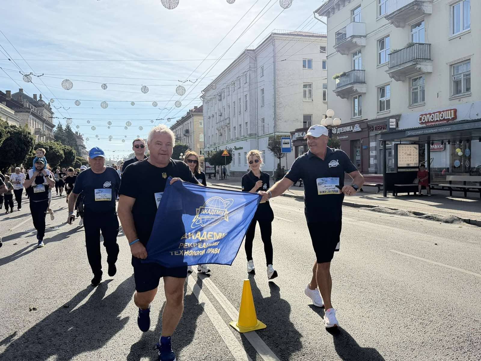 «ШАНУЮ ВОЇНІВ, БІЖУ ЗА ГЕРОЇВ УКРАЇНИ»