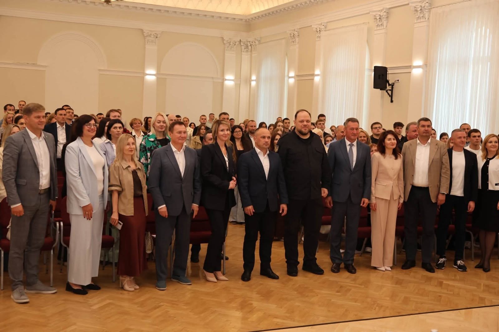 Ректорка Академії рекреаційних технологій і права, кандидатка політичних наук, доцентка, депутатка Волинської обласної ради Людмила Стасюк взяла участь у «Парламентському діалозі» — зустрічі з Головою Верховної Ради України Русланом Стефанчуком