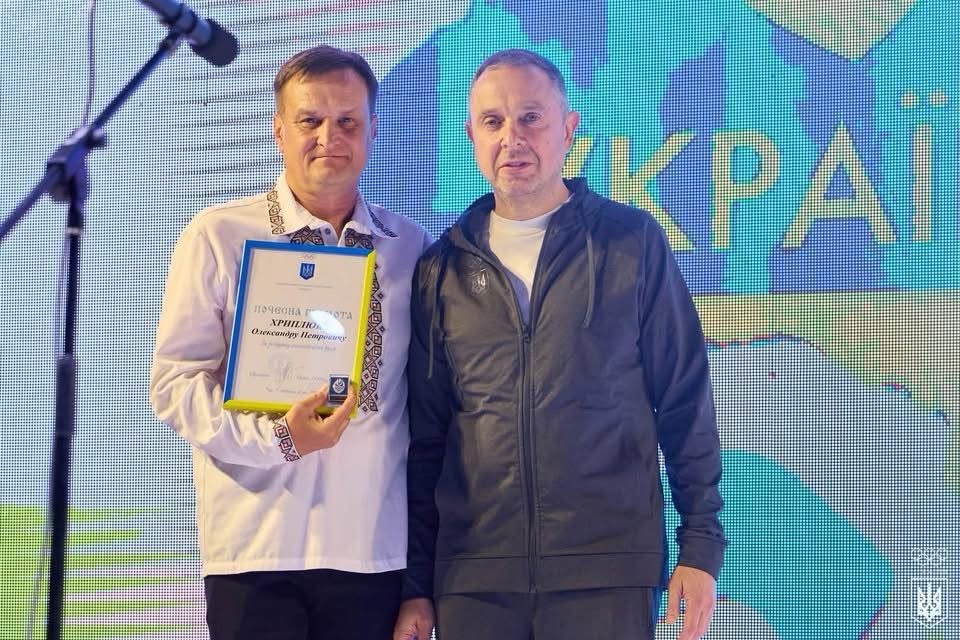 Колектив Академії рекреаційних технологій і права  вітає Олександра Хриплюка, старшого викладача кафедри фізичної культури, спорту та освітніх інновацій академії, з нагородою — Почесною грамотою Національного олімпійського комітету України!